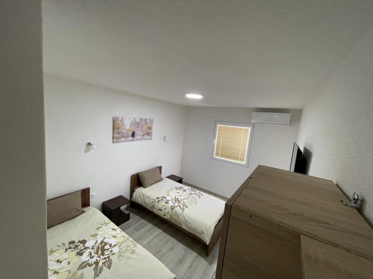 ホテル Vila 5 プリレプ エクステリア 写真
